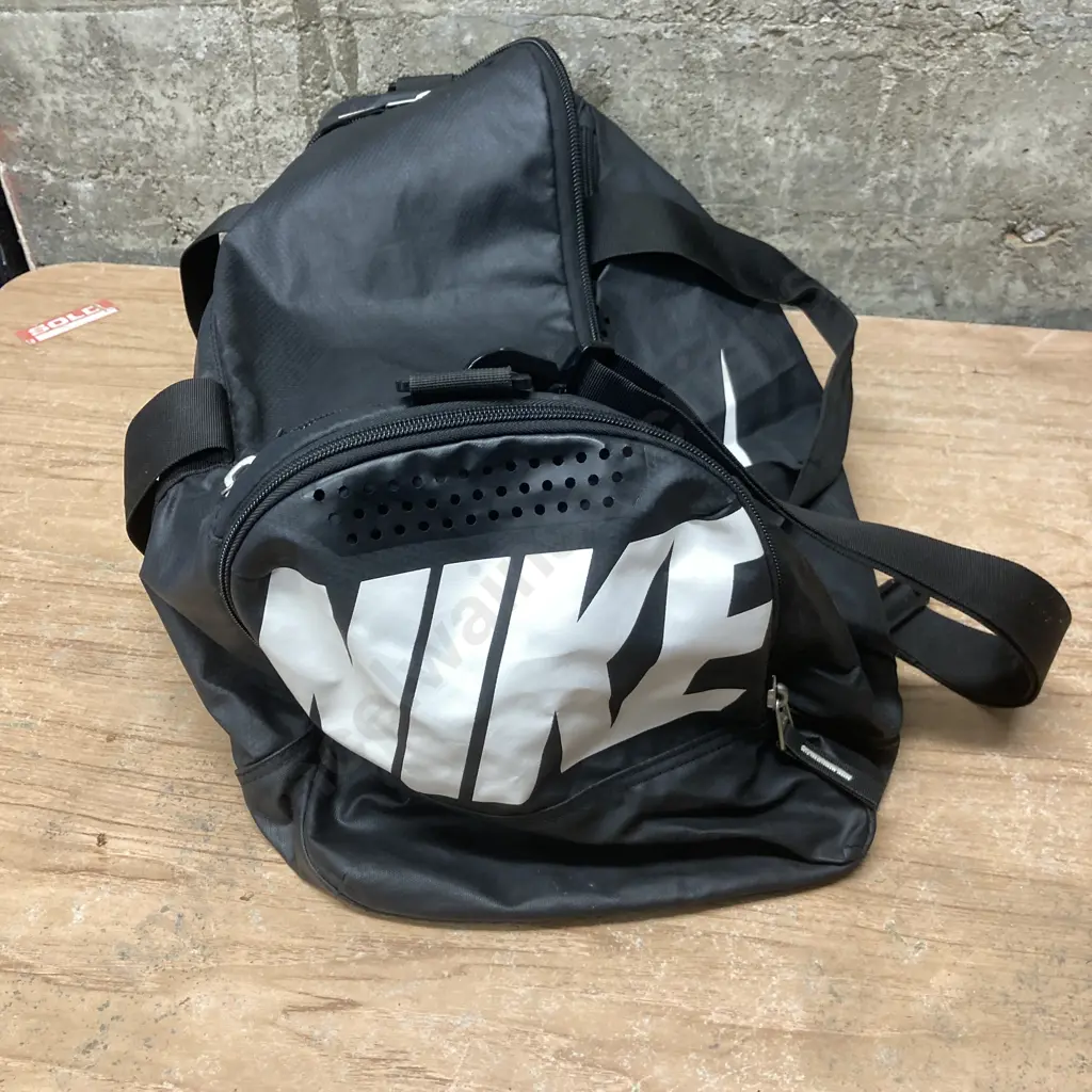 Pair of Nike Bags, Gray-Nicholls Mini Bat, Golf On The Go Novelty Image 1++